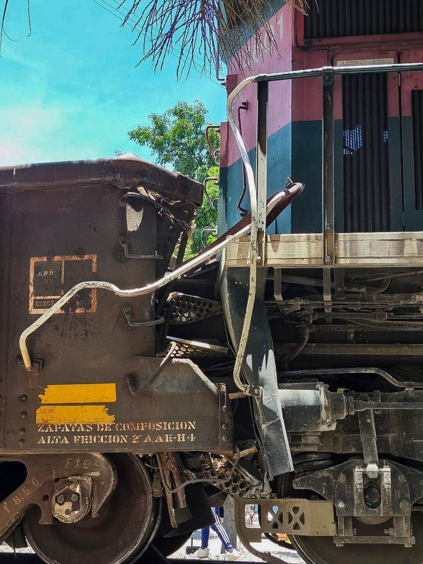 6 muertos en Irapuato luego de que un tren embistió varios autos
