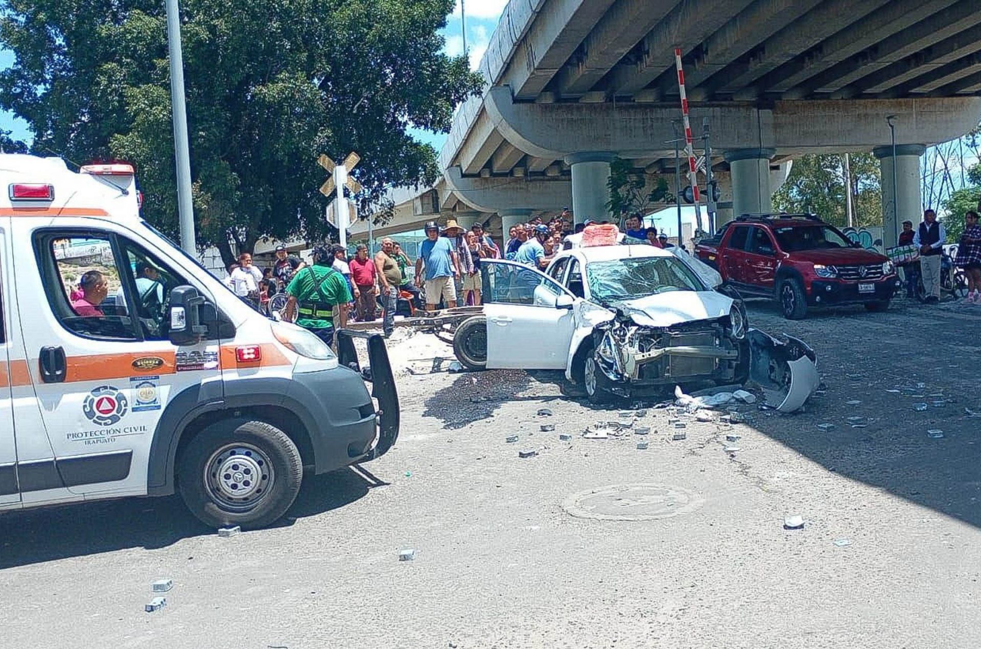 6 muertos en Irapuato luego de que un tren embistió varios autos