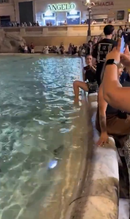 Turista argentina termina multada por meter los pies en la Fontana di Trevi