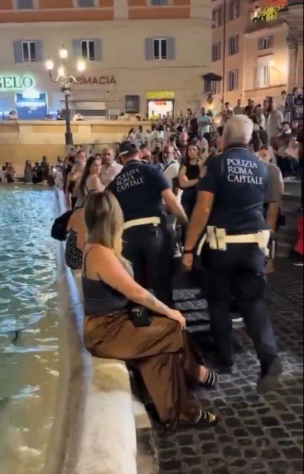 Turista argentina termina multada por meter los pies en la Fontana di Trevi