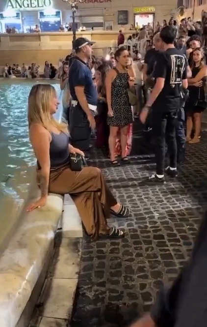 Turista argentina termina multada por meter los pies en la Fontana di Trevi