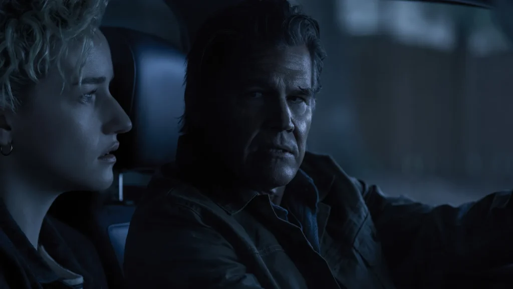 Josh Brolin y Julia Garner en 'Weapons'