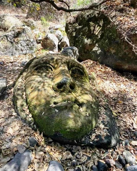 De cómo aparecieron dos cabezas gigantes en Querétaro