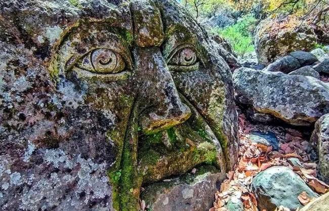 De cómo aparecieron dos cabezas gigantes en Querétaro