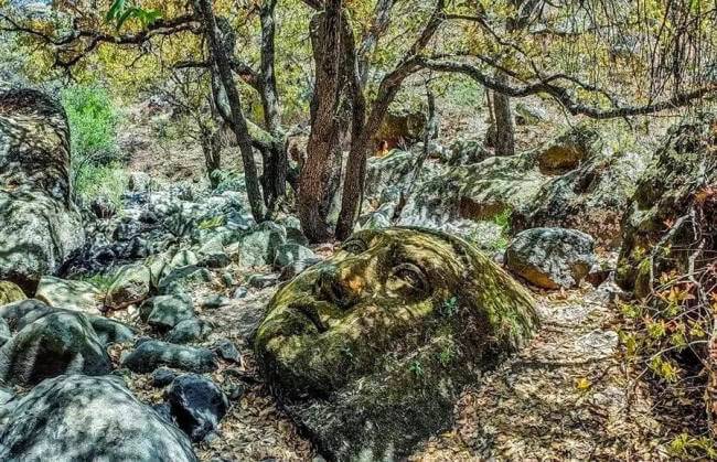 De cómo aparecieron dos cabezas gigantes en Querétaro