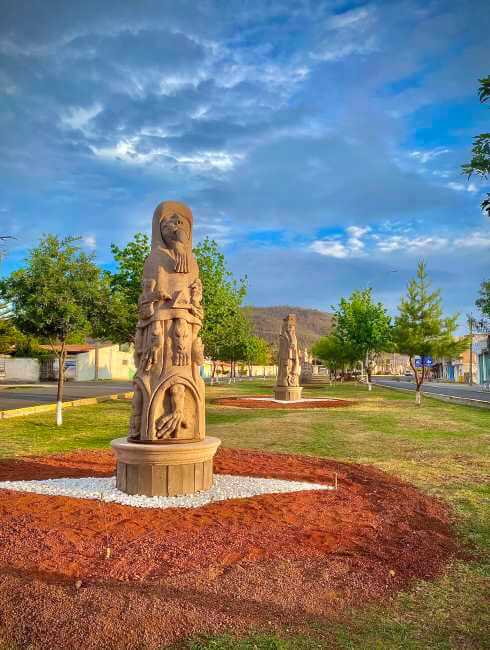 De cómo aparecieron dos cabezas gigantes en Querétaro