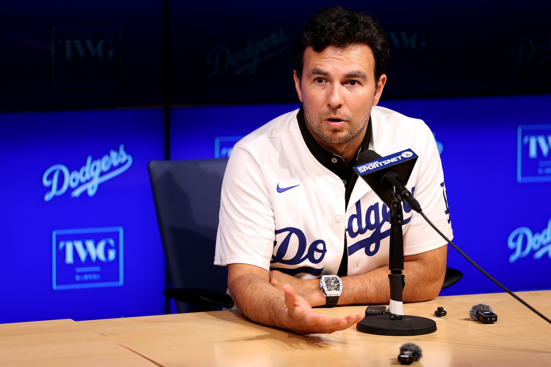 Checo Pérez con los Dodgers