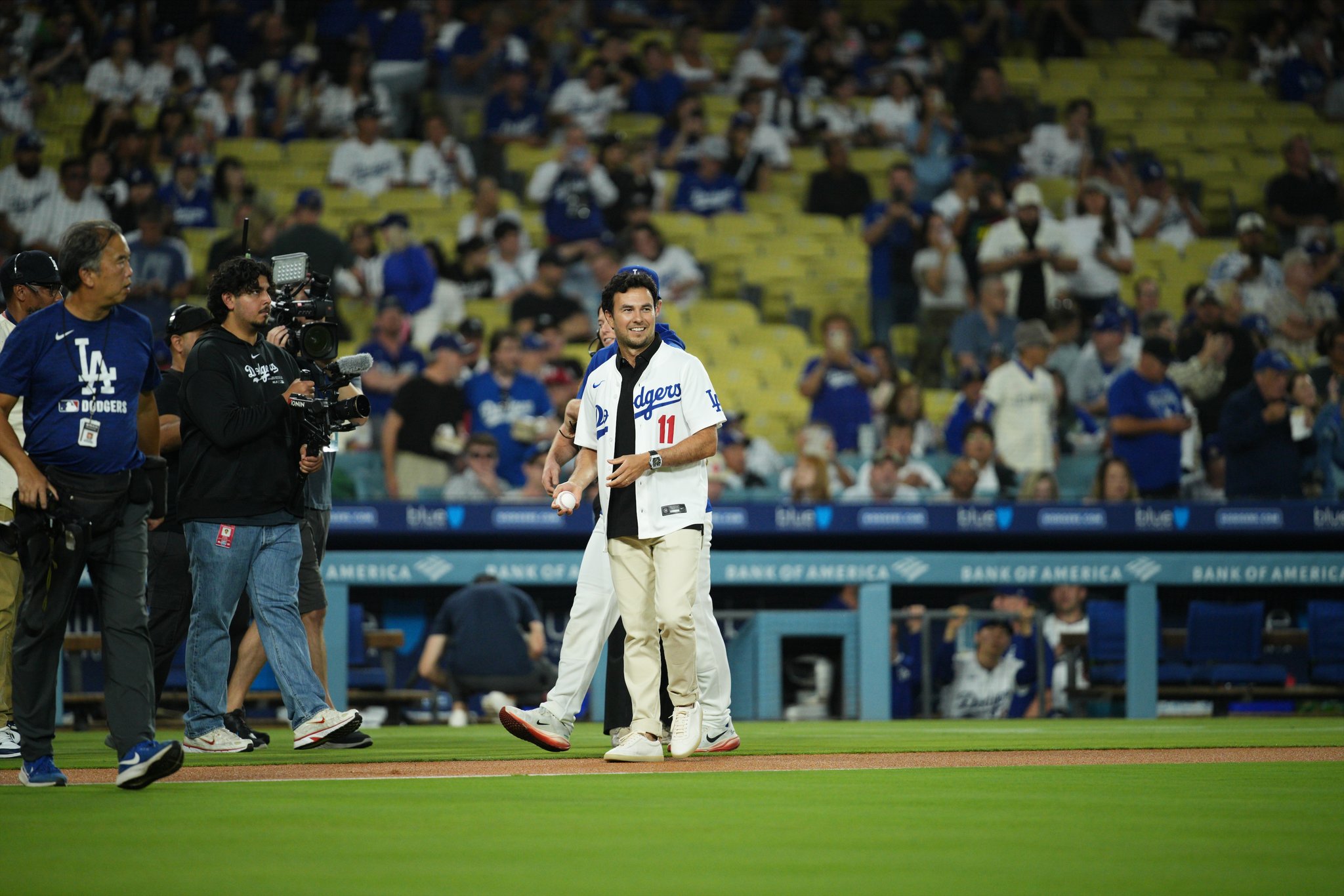 Checo Pérez en el lanzamiento con los Dodgers