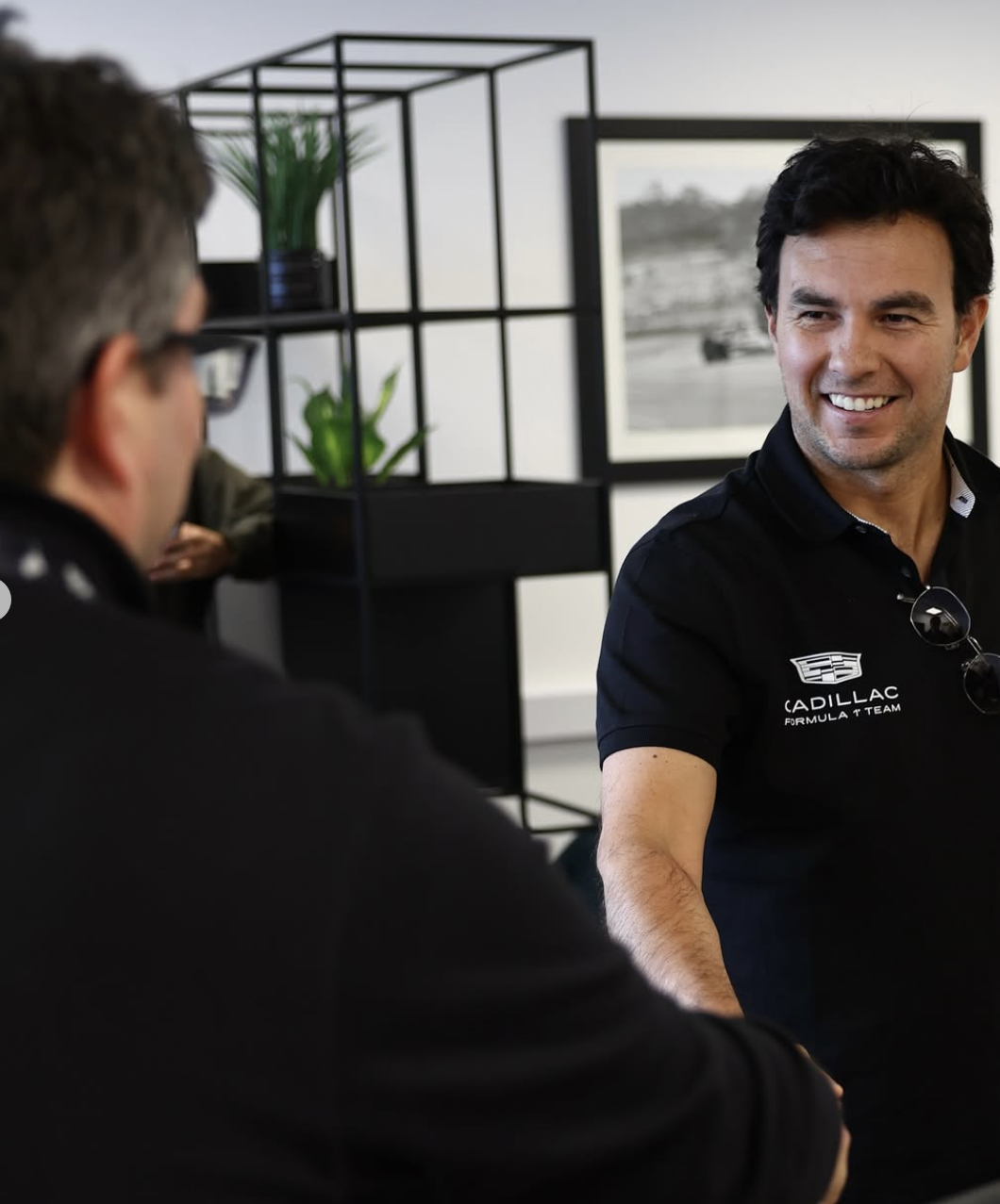 Checo en las instalaciones de Cadillac