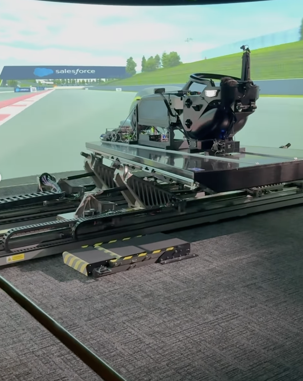 Checo en el simulador de Cadillac