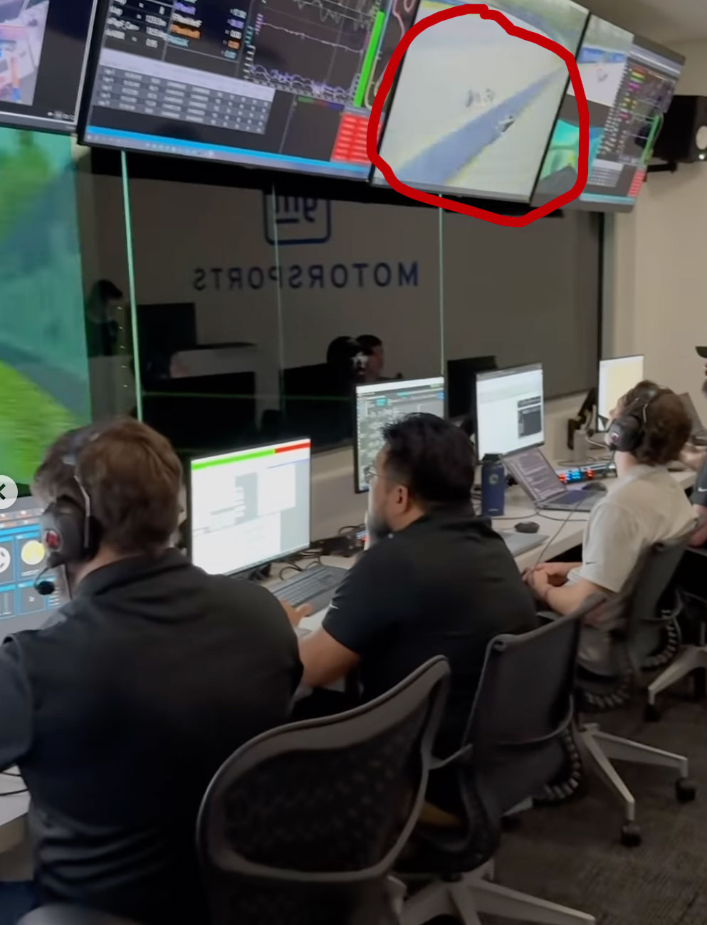 Checo en su primer día de simulador