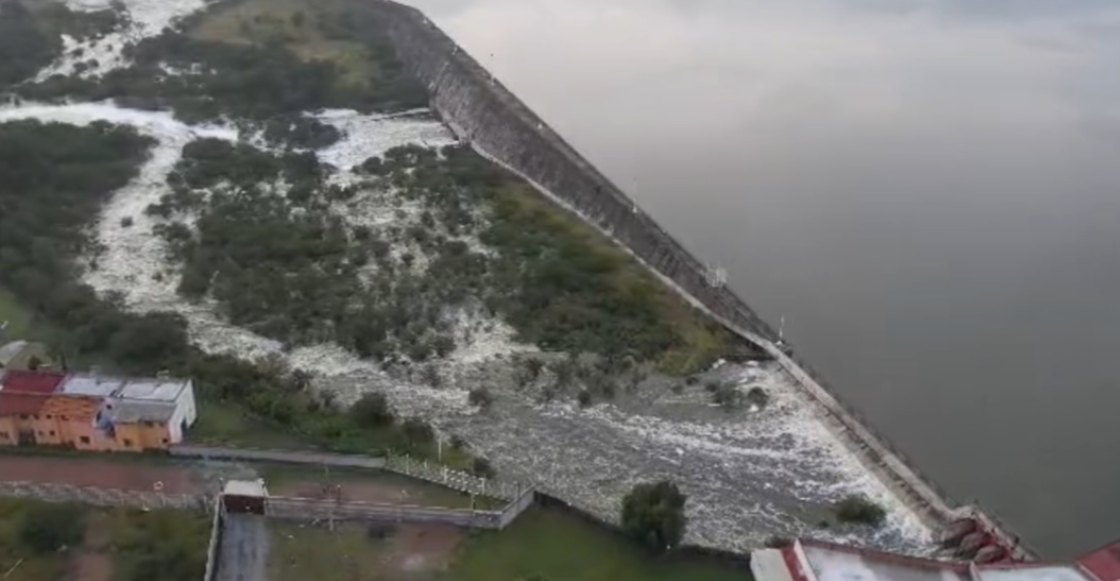 desborde-presa-centenario-provoca-inundacion-tequisquiapan-1