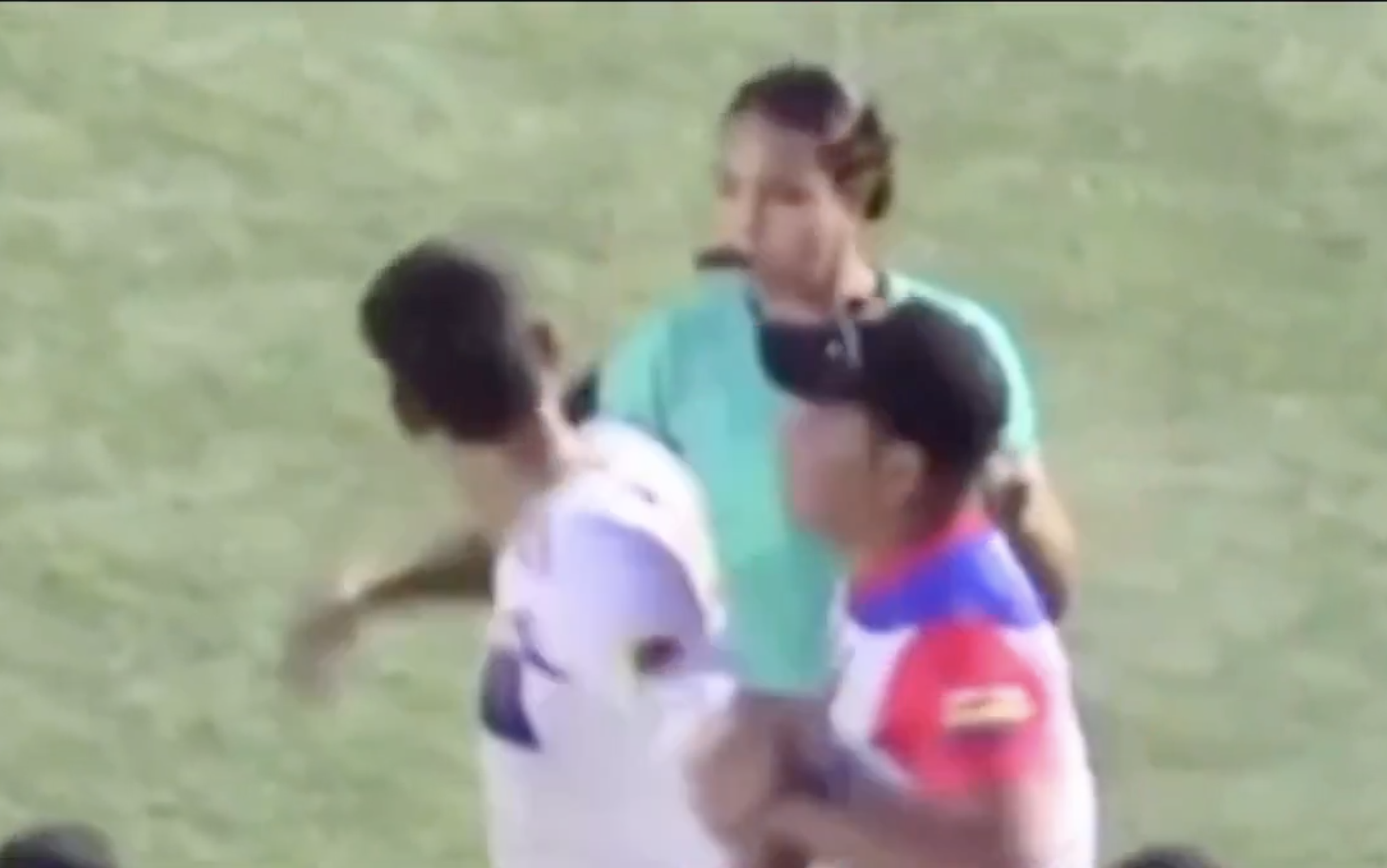 Jugador golpea arbitra