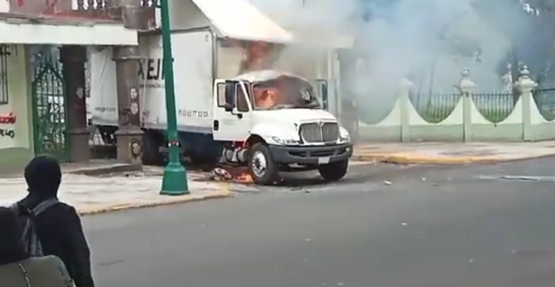 manifestantes-derriban-puerta-campo-militar-1-incendian-camion-1