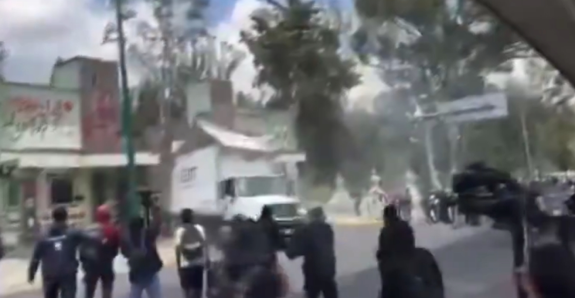 manifestantes-derriban-puerta-campo-militar-1-incendian-camion-3