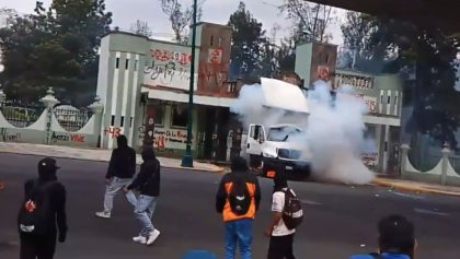 manifestantes-derriban-puerta-campo-militar-1-incendian-camion