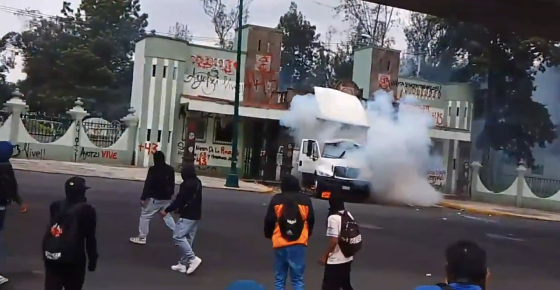 manifestantes-derriban-puerta-campo-militar-1-incendian-camion