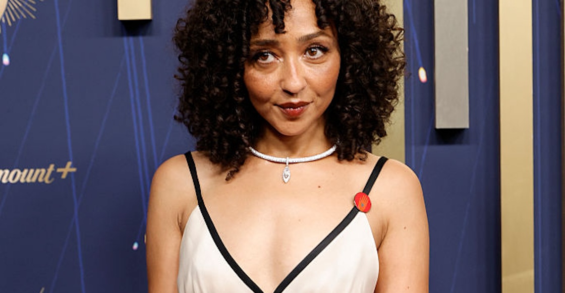 pin-mano-roja-corazon-artists4ceasefire-israel-gaza-genocidio-emmy-2025-1