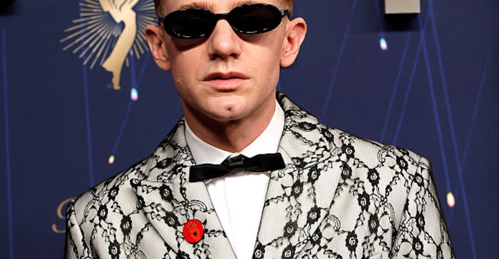 pin-mano-roja-corazon-artists4ceasefire-israel-gaza-genocidio-emmy-2025-2