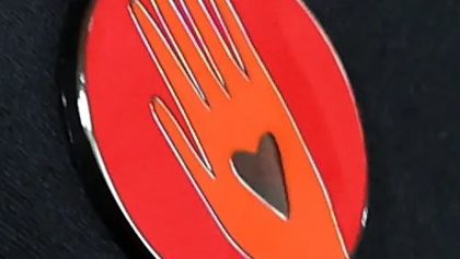 pin-mano-roja-corazon-artists4ceasefire-israel-gaza-genocidio-emmy-2025