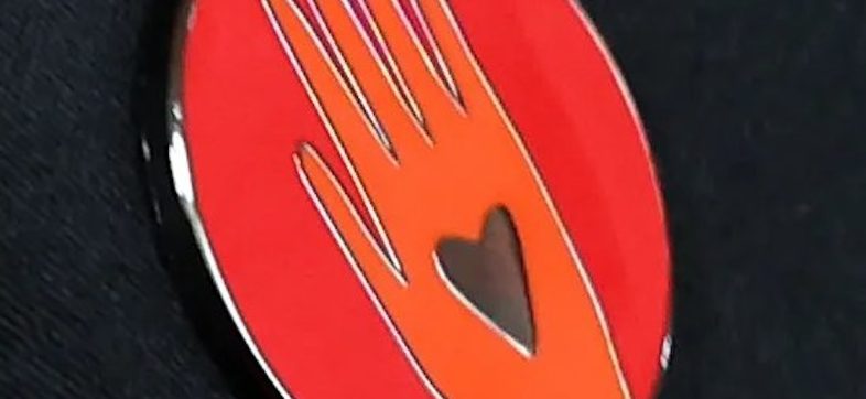 pin-mano-roja-corazon-artists4ceasefire-israel-gaza-genocidio-emmy-2025