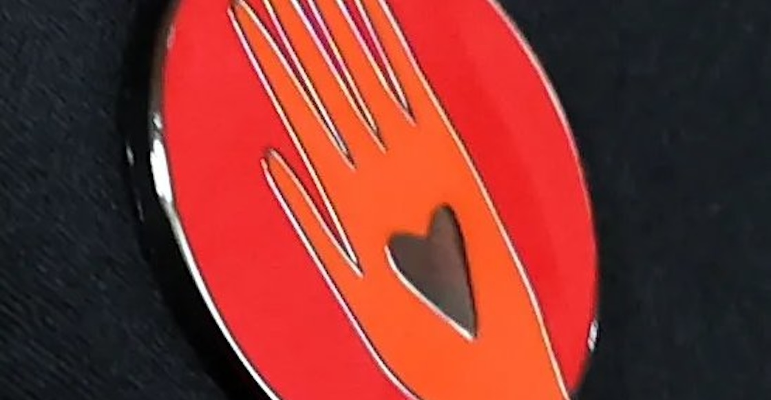 pin-mano-roja-corazon-artists4ceasefire-israel-gaza-genocidio-emmy-2025