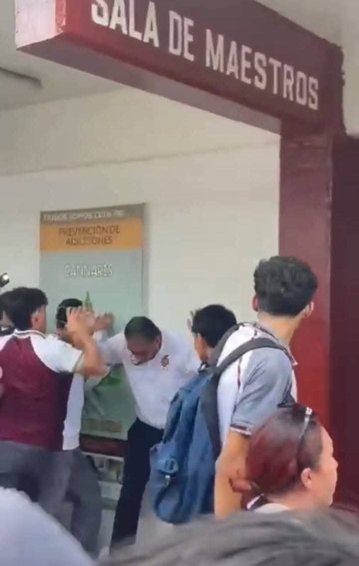 Alumnos golpean a profesor CETIS 78