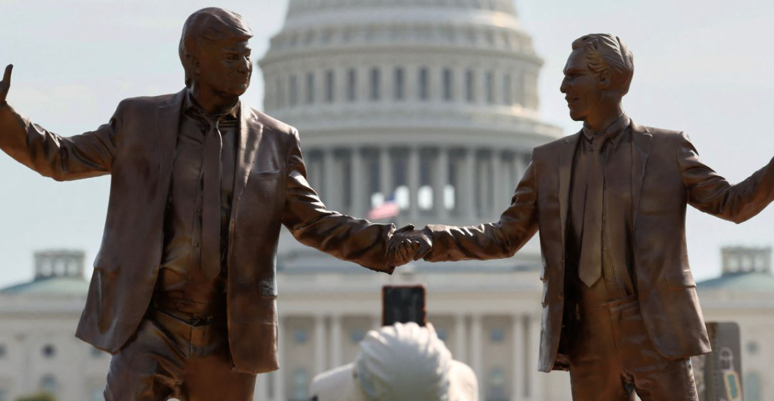 retiran-escultura-trump-epstein-tomados-mano-aparecio-washington-2