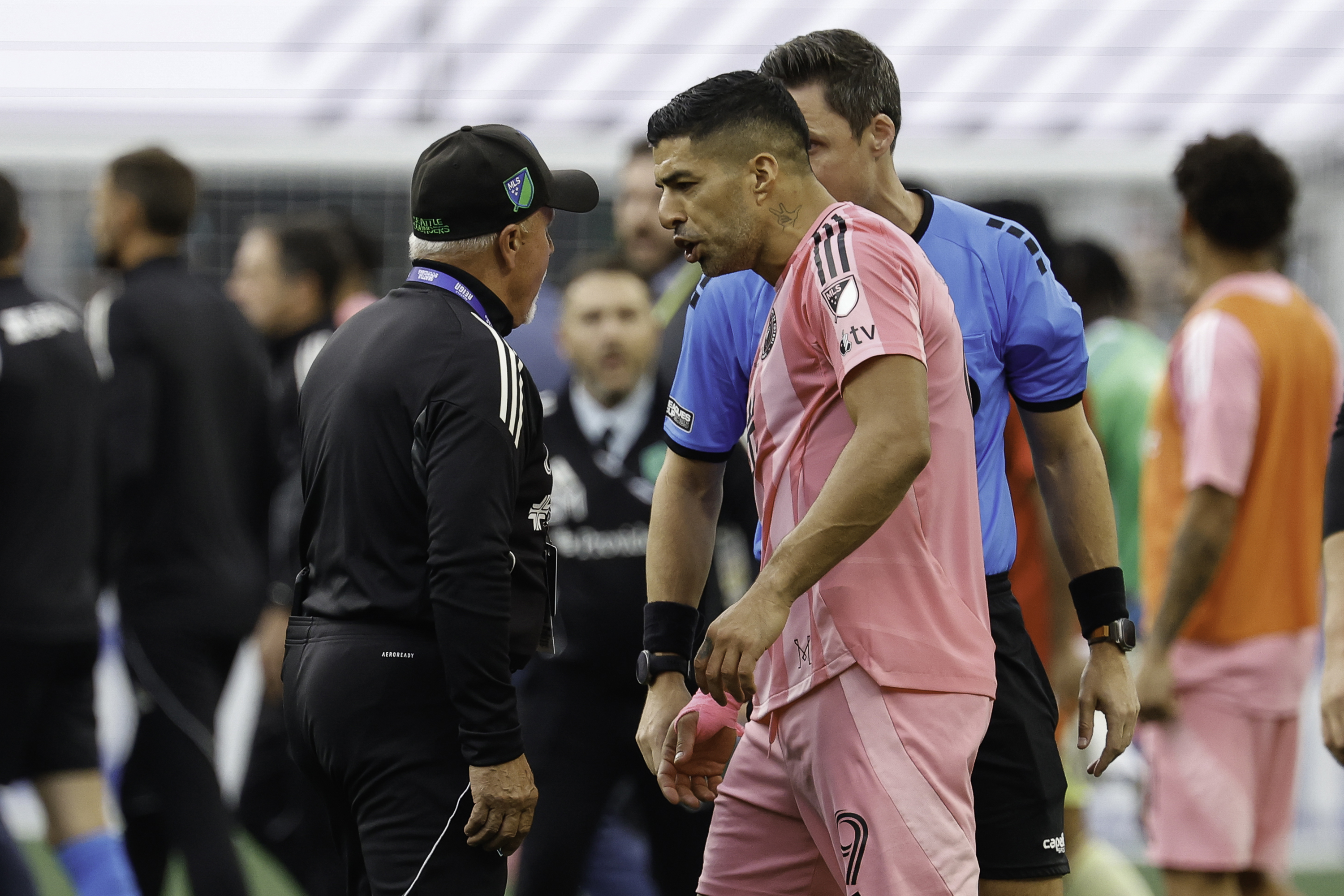 Luis Suárez se lleva una sanción a la altura del escupitajo que se aventó