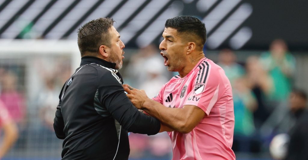 Luis Suárez se lleva una sanción a la altura del escupitajo que se aventó