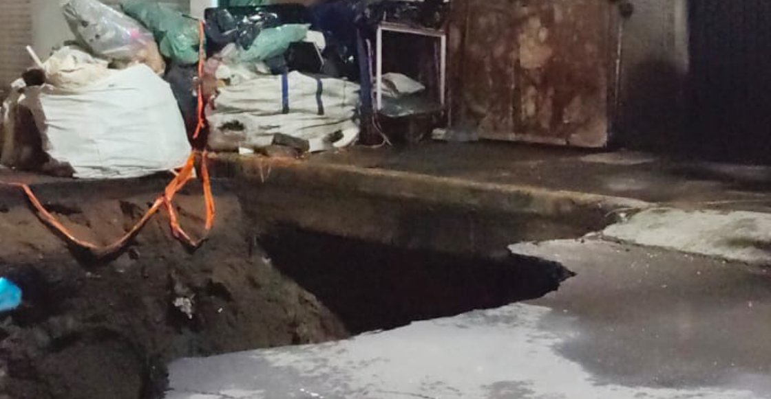 socavon-iztapalapa-sigue-creciendo-autoridades-desalojan-familia-zona-1