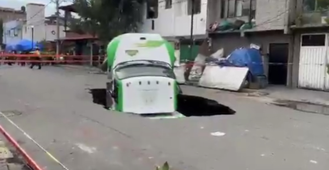 socavon-iztapalapa-sigue-creciendo-autoridades-desalojan-familia-zona-2