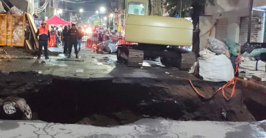 socavon-iztapalapa-sigue-creciendo-autoridades-desalojan-familia-zona
