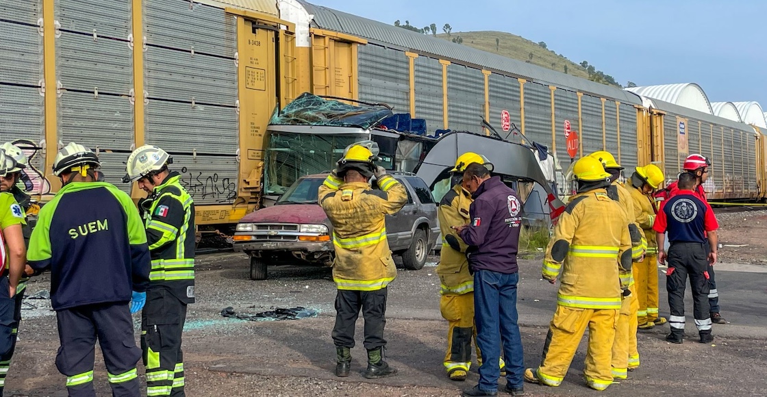 Tren choca camión en Atlacomulco / FOTO: CRISANTA ESPINOSA AGUILAR/CUARTOSCURO.COM