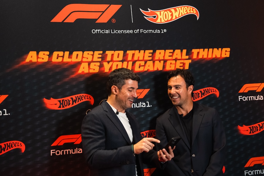 Checo Pérez con Hot-Wheels