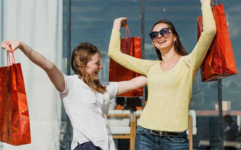 chicas con bolsas de compras