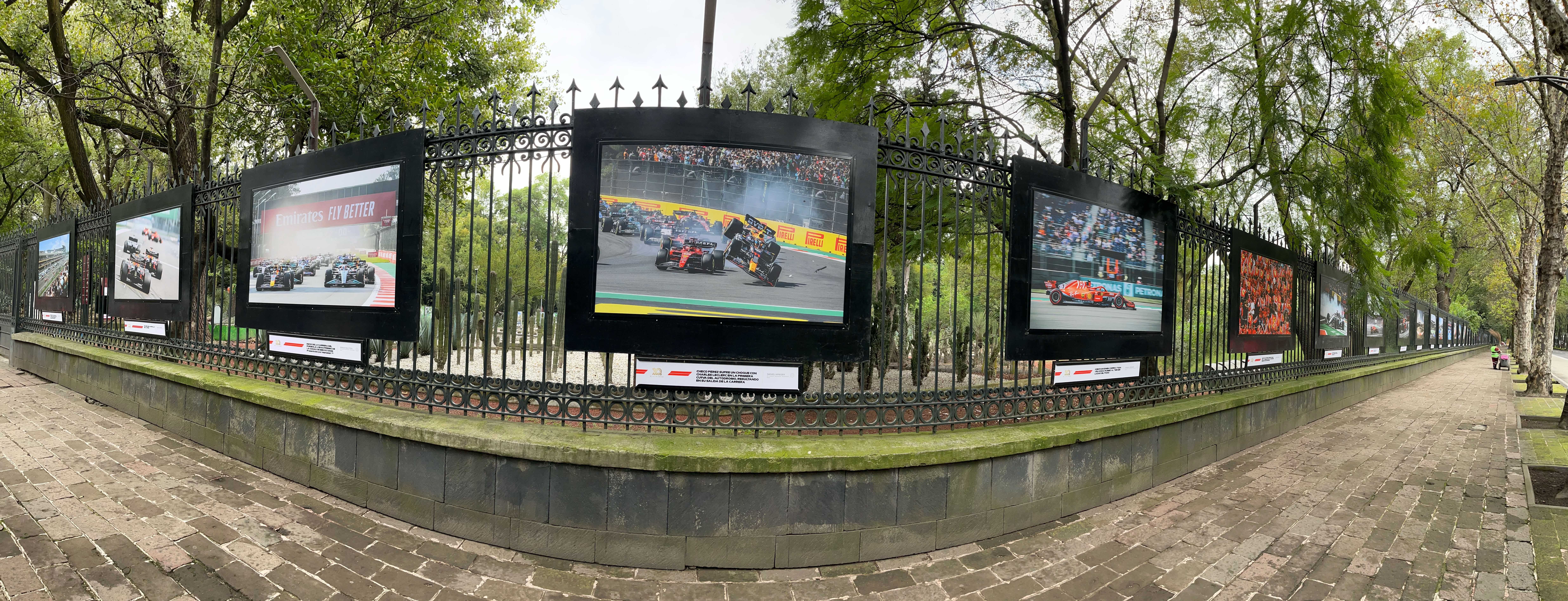 Exposición fotográfica del México GP en las rejas de Chapultepec