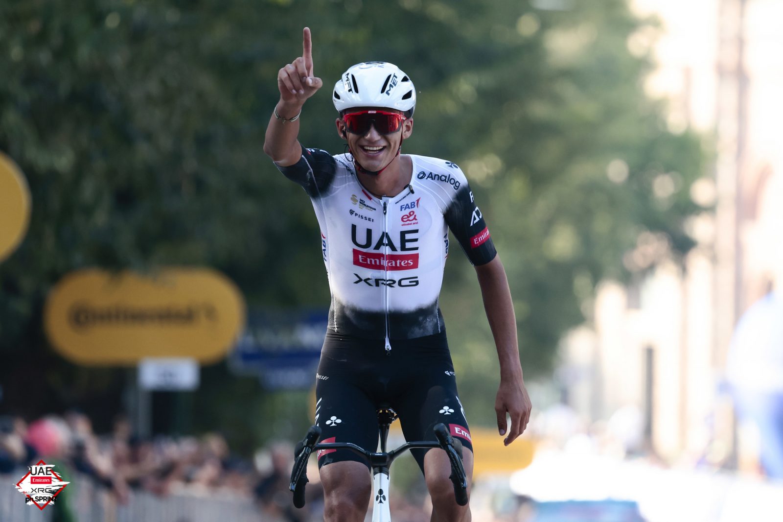 Isaac del Toro llega solito a la meta y conquista el Gran Piemonte