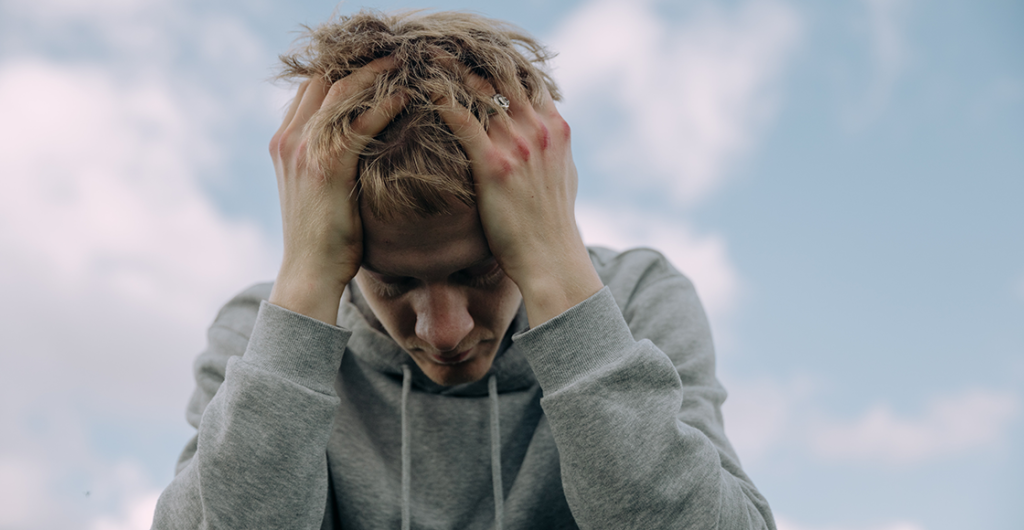 joven dolor de cabeza