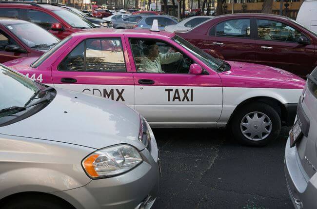 Adiós a los Tsurus: De cómo se reemplazarán los taxis viejos en la CDMX