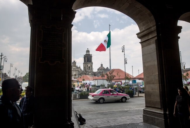 Adiós a los Tsurus: De cómo se reemplazarán los taxis viejos en la CDMX