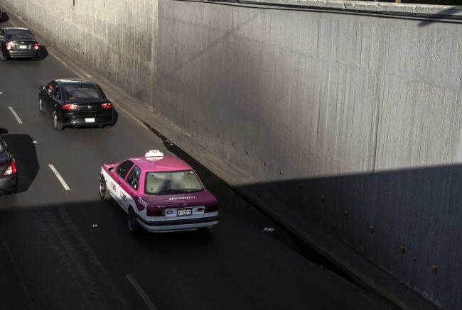 Adiós a los Tsurus: De cómo se reemplazarán los taxis viejos en la CDMX