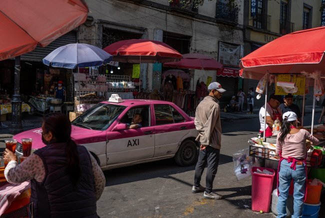 Adiós a los Tsurus: De cómo se reemplazarán los taxis viejos en la CDMX