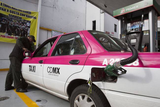 Adiós a los Tsurus: De cómo se reemplazarán los taxis viejos en la CDMX