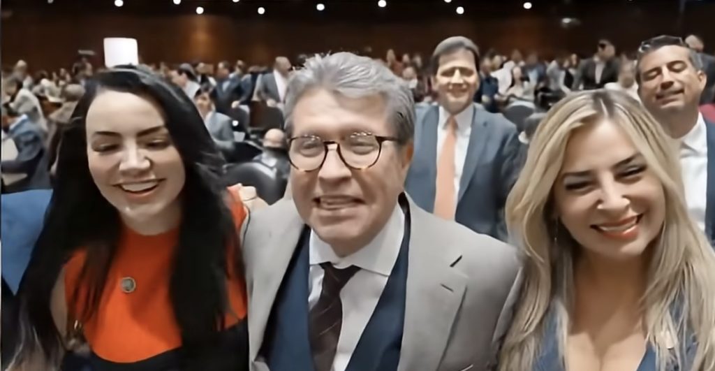 Monreal y diputadas a las que bautizó "Las Batichicas"