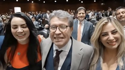 Monreal y diputadas a las que bautizó "Las Batichicas"