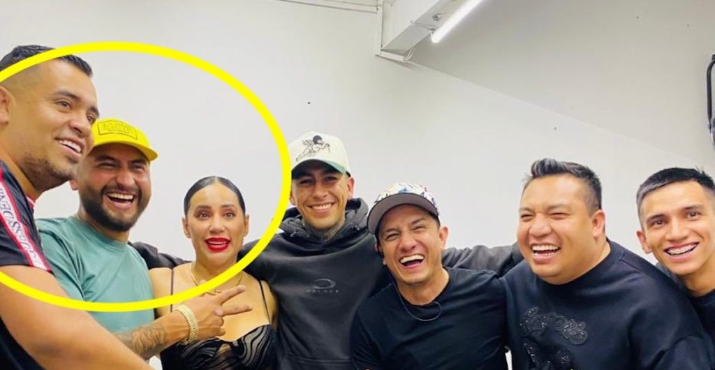 Sandra Cuevas junto al líder de La Chokiza