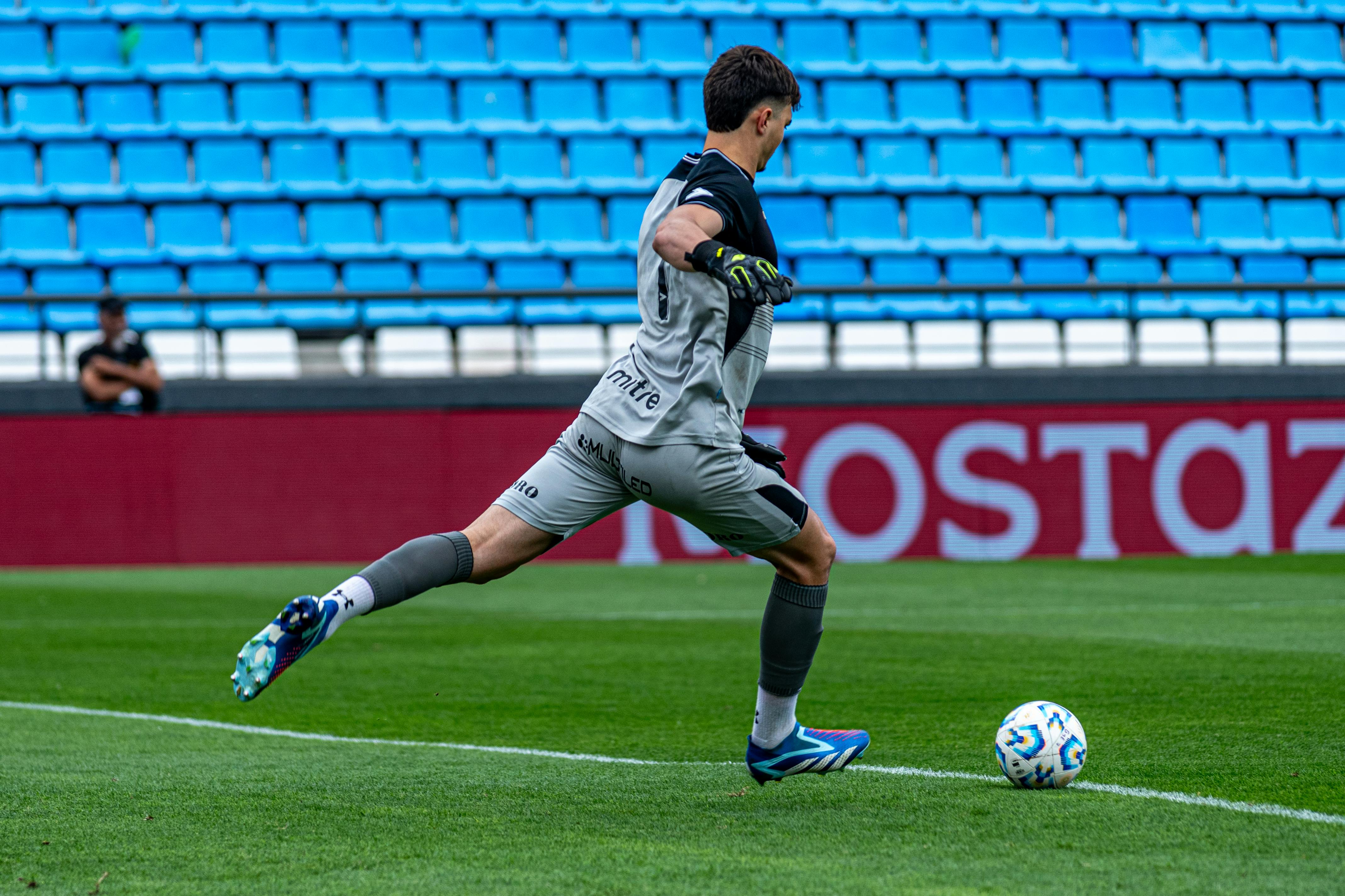 ‘Cronómetro’ para saques de meta y de banda, y más reglas que llegarían al futbol