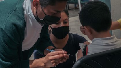 Vacunas contra COVID, influenza y neumococo: Cuándo y dónde ponértelas (además de las edades)