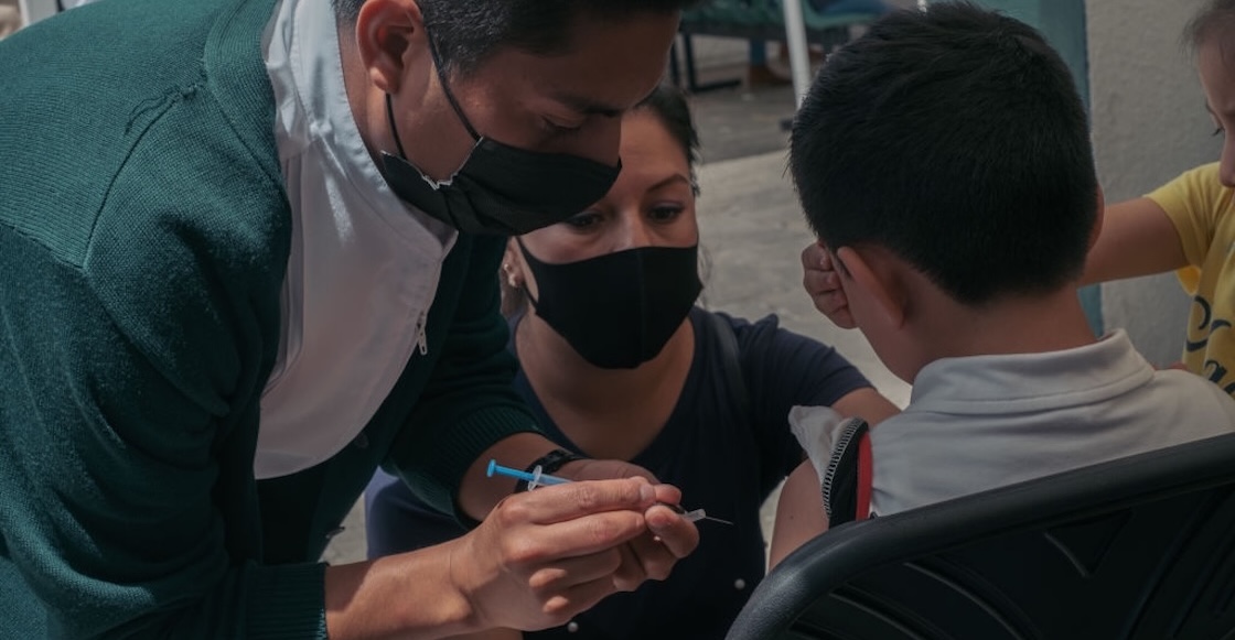 Vacunas contra COVID, influenza y neumococo: Cuándo y dónde ponértelas (además de las edades)